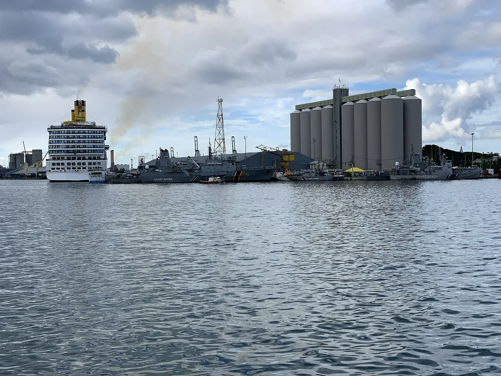 Port-Louis, photographie du port ; elle ne décrit pas une liaison actuellement commercialisée.