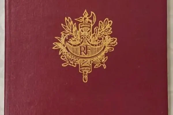 Couverture d’un passeport français : exemple de document de voyage à vérifier selon sa nationalité.