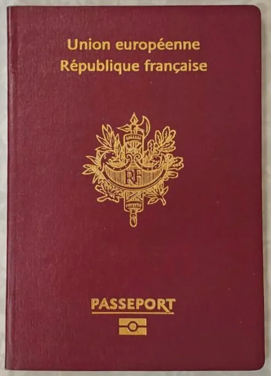 Couverture d’un passeport français : exemple de document de voyage à vérifier selon sa nationalité.