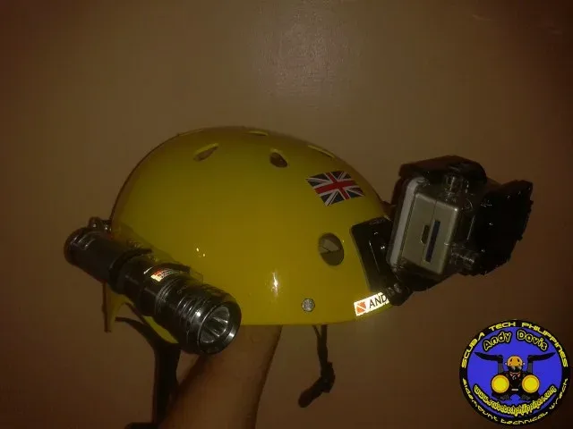 Caméra GoPro fixée sur un casque de plongée : exemple de montage, hors test produit.