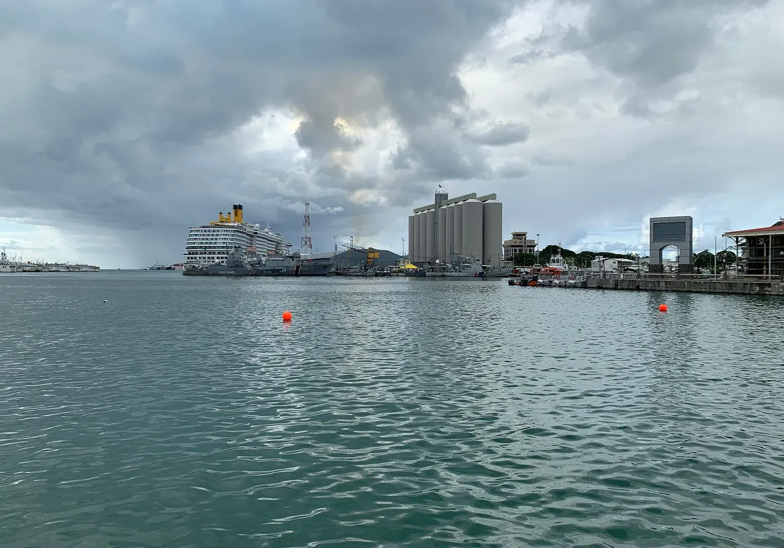 Port-Louis, photographie du port ; les dessertes doivent être confirmées auprès du transporteur.