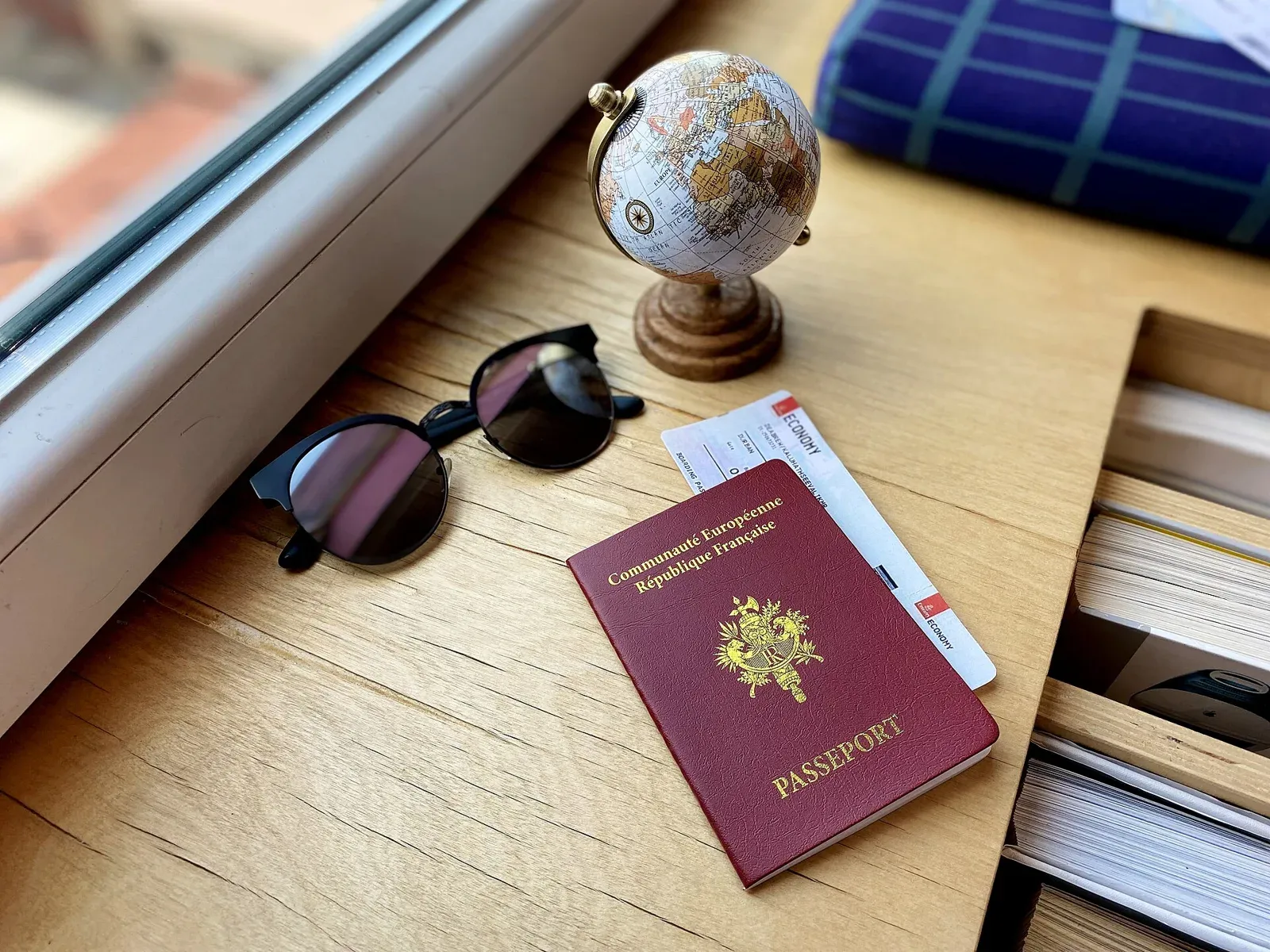 Passeport français et accessoires de voyage.