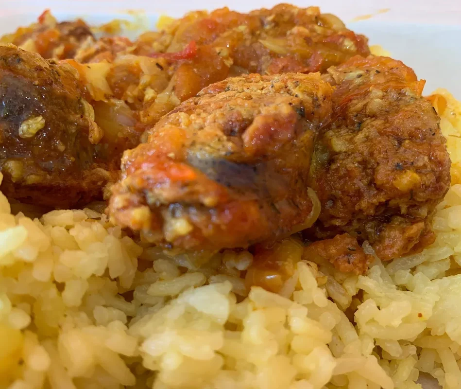 Rougail saucisse et riz zambrocal, spécialité réunionnaise.
