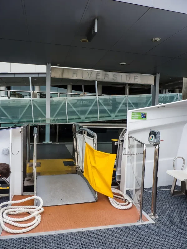 Exemple de passerelle d’embarquement sur un ferry à Brisbane, pour illustrer le principe d’accès au navire.