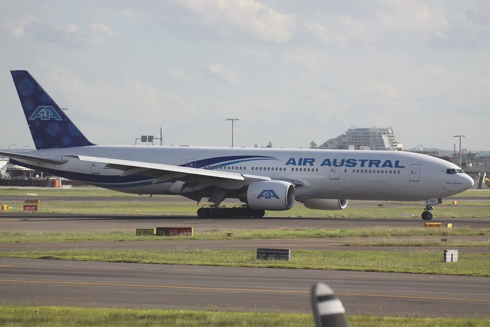 F-OPAR Boeing 777 Air Austral (7355489310)