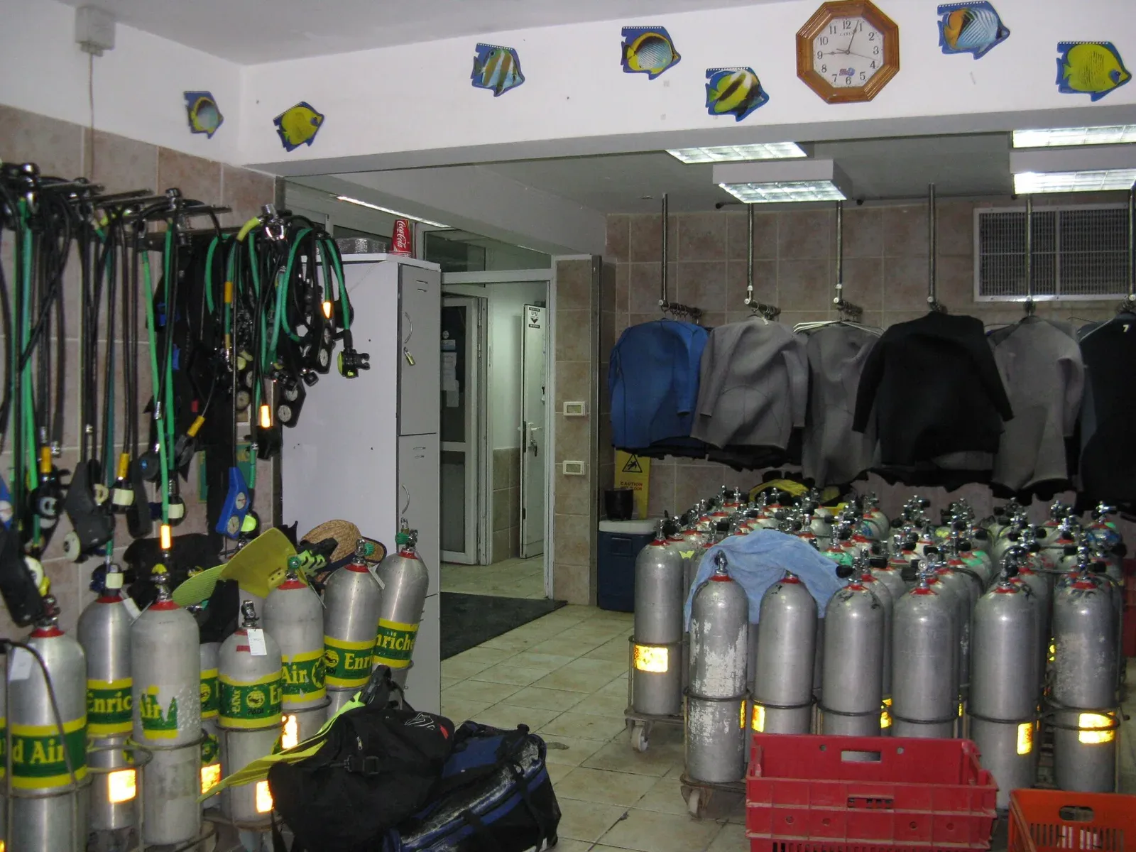 Stockage de bouteilles et de matériel de plongée.