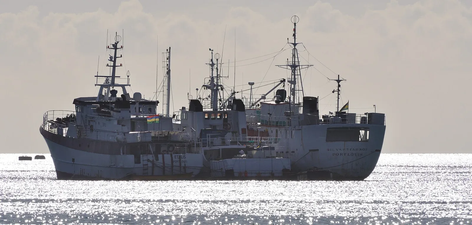Navire au port de Port-Louis : un exemple des moyens mobilisés pour une organisation logistique insulaire.